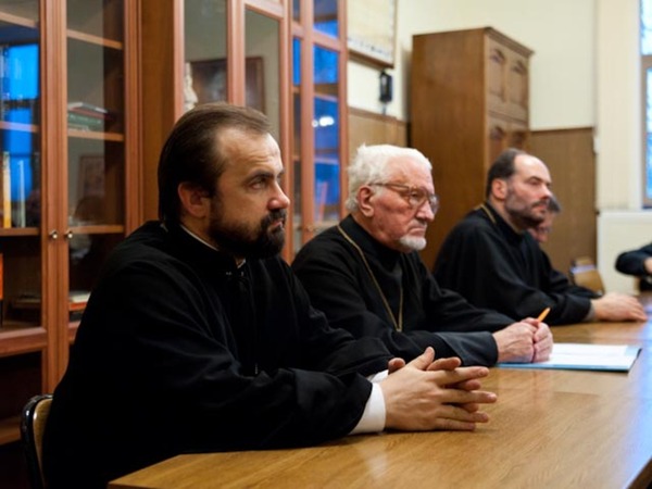 Протоиерей Георгий Тельпис (в центре) на заседании кафедры библеистики 26.12.2011