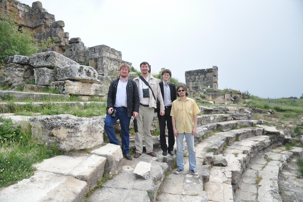 Преподаватели и студенты библейской кафедры на развалинах нимфеума в Иераполе