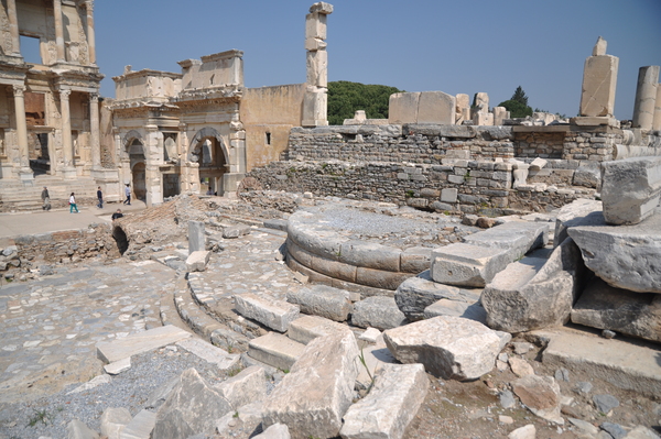 Эфес. Справа - предположительно развалины училища Тиранна, в котором учил св. ап. Павел