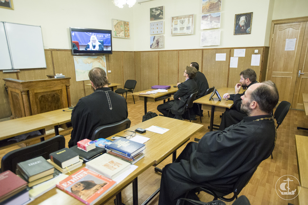 Участники заседания смотрят видеозапись выступления Святейшего Патриарха Кирилла