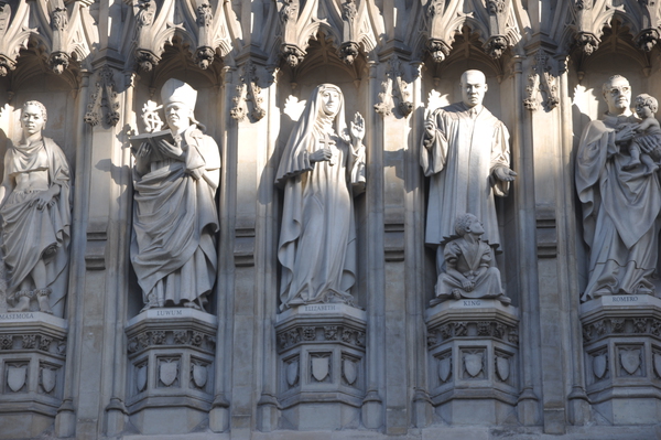 Скульптура св. новомученицы вел. княгини Елизаветы Федоровны на фасаде Вестминстерского аббатства