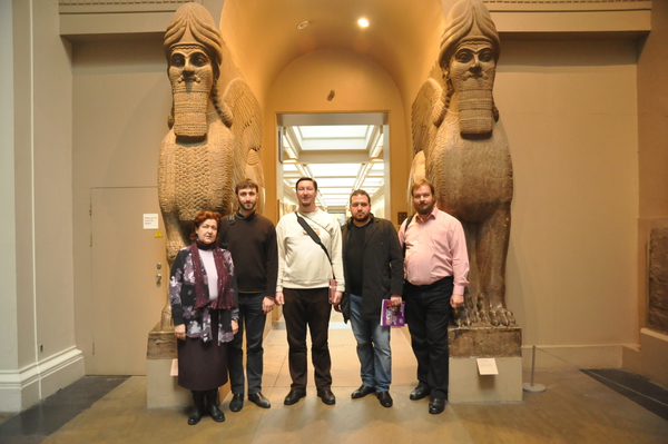 Члены делегации у крылатых львов из ассирийского дворца в Хорсабаде
