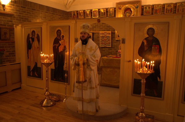 Архиепископ Амвросий произносит проповедь в православном кафедральном соборе в Лондоне