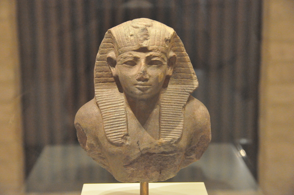 Скульптура Аменхотепа II (1450-1425) в Новом музее, по идентификации некоторых исследователей -- фараона исхода