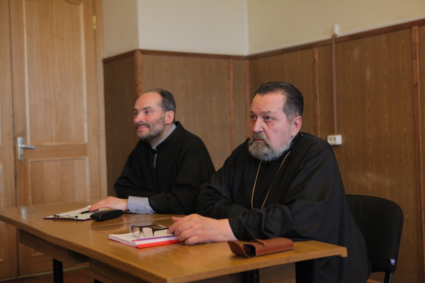 Протоиерей Георгий Шмид и архимандрит Ианнуарий (Ивлиев) участвуют в дискуссии