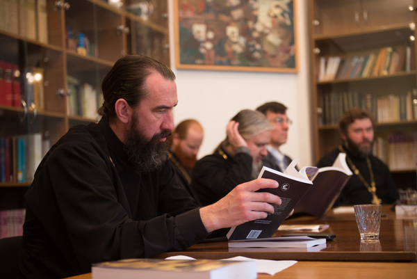 Заведующий кафедрой библеистики МДА протоиерей Георгий Климов знакомится с новыми учебными пособиями СПбДА
