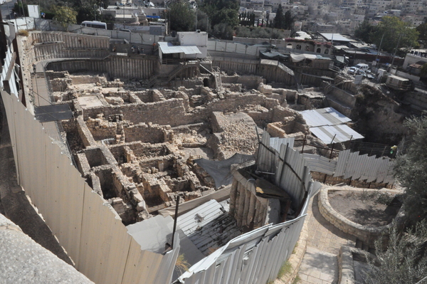 Общий вид с запада на раскопки в городе Давида в Иерусалиме, парковка Гивати